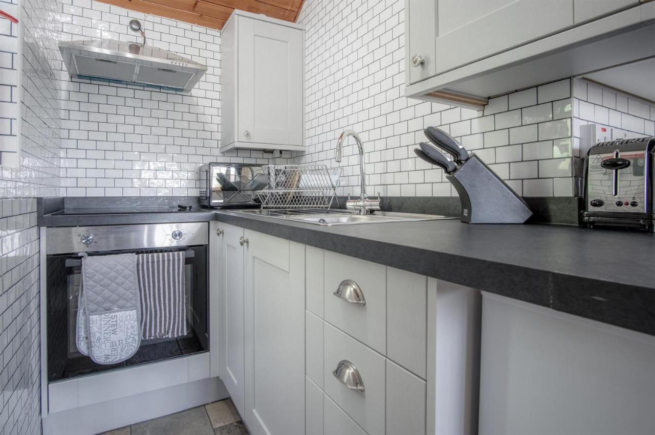 Honeysuckle Cottage - 1 Bedroom Cottage - אמרות' מראה חיצוני תמונה